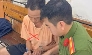 Tạm giữ hình sự ông bố buộc xích, kéo lê con trai trên phố ở Hải Phòng