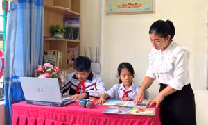 Nữ Tổng phụ trách Đội đoạt giải thưởng “Cánh én hồng”