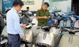 Công an công bố hình ảnh đường dây làm giả xe máy điện quy mô lớn