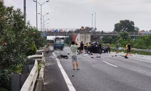 Xe ô tô 7 chỗ lật ngửa trên cao tốc Cầu Giẽ - Ninh Bình, nhiều người thương vong