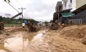 2 người chết, 2 người mất tích, hàng chục nhà bị cuốn trôi sau lũ quét ở Sơn La