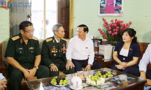 Phó Chủ tịch Quốc hội Nguyễn Khắc Định thăm, tặng quà người có công tại Quảng Ninh