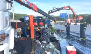Xe tải bị lật trên đường dẫn cao tốc, tài xế và phụ xe thiệt mạng