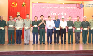 Trung tướng Lê Đức Thái, Ủy viên Trung ương Đảng, Tư lệnh Biên phòng Việt Nam, tặng quà gia đình chính sách phường Hiệp Hòa