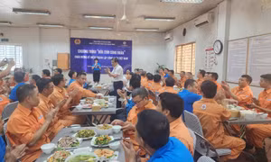 "Bữa cơm Công đoàn” tại Công ty CP Nhiệt điện Quảng Ninh: Ấm lòng giữa ca làm việc