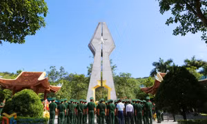 Thượng tướng Hoàng Xuân Chiến, Thứ trưởng Bộ Quốc phòng, dâng hương tại Khu di tích lịch sử quốc gia Pò Hèn