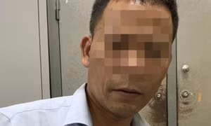 Người đàn ông bóp cổ, đấm vào mặt cảnh sát giao thông