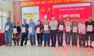 Xã Vĩnh Thực trao 95 giấy chứng nhận quyền sử dụng đất lâm nghiệp cho các hộ dân 