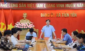 Phó Bí thư Tỉnh ủy Vũ Quyết Tiến dự sinh hoạt chi bộ tại xã Tiên Yên