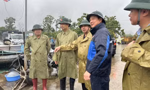 Phó Chủ tịch UBND tỉnh Nguyễn Văn Công kiểm tra phòng, chống bão tại cảng cá phường Hà Tu