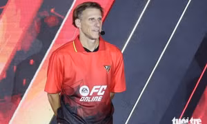Huyền thoại bóng đá Diego Forlan đến Việt Nam