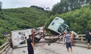 Xe container lơ lửng trên lan can cầu, Quốc lộ 12A tê liệt nhiều giờ