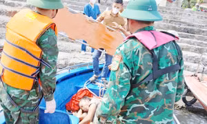 Đồn Biên phòng Ngọc Vừng: Cứu nạn kịp thời một ngư dân bị tời lưới quấn gãy chân trên biển
