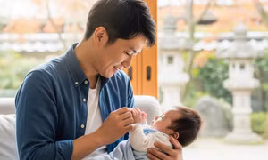 Nhật Bản tiến gần mục tiêu 50% nam giới có con nhỏ nghỉ phép chăm con