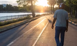 Thói quen phải làm buổi sáng giúp tăng cường vitamin D và serotonin cho cả ngày