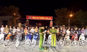 40 đối tượng mang theo hung khí, lạng lách, ném chai bia vào người đi đường ở Ninh Bình