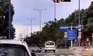 Xác minh clip xe cứu thương va chạm với xe máy tại giao lộ Mai Chí Thọ - Trần Não