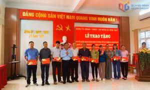 Xã Vĩnh Thực trao tặng cờ Tổ quốc cho nhân dân