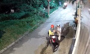 Người đàn ông mặc áo xe ôm công nghệ giật hơn 100 tờ vé số của người khuyết tật