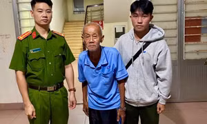 Cụ ông 77 tuổi đi lạc 70km được công an hỗ trợ về với gia đình
