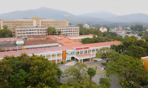 Bệnh viện Việt Nam - Thụy Điển Uông Bí miễn phí gửi xe cho người dân đến khám, chữa bệnh