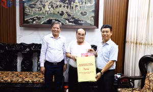 Trưởng Ban Tuyên giáo và Dân vận Tỉnh ủy thăm, tặng quà người có công tại xã Đầm Hà và Quảng Tân