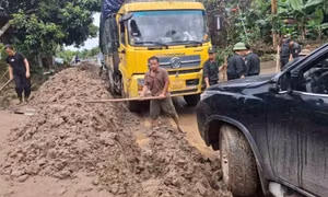 Đã thông tuyến Quốc lộ 7 độc đạo lên vùng lũ miền tây Nghệ An sau 4 ngày chia cắt