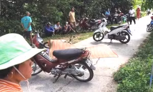 Trên đường đi vườn về thì bị đâm chết, chiếc rìu còn trên ngực