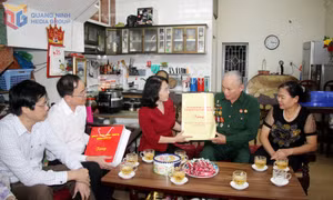 Đồng chí Phó Bí thư Thường trực Tỉnh ủy, Chủ tịch HĐND tỉnh, thăm tặng quà gia đình chính sách