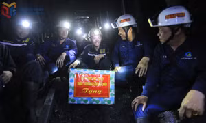 Phó Tổng giám đốc TKV thăm, động viên thợ mỏ Than Vàng Danh và Than Nam Mẫu
