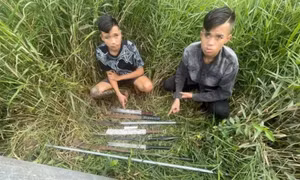 22 thanh thiếu niên dùng bom xăng 'báo thù', tấn công tiệm làm tóc