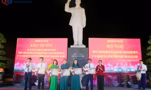 Huyện Cô Tô: Khen thưởng các điển hình tiêu biểu trong học tập và làm theo Bác