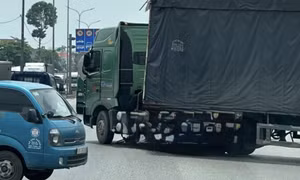 Va chạm giữa xe đầu kéo và xe đạp ở ngã tư Lộc An, một người tử vong tại chỗ