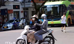 Thời tiết ngày 3/5: Bắc Bộ có nơi nắng trên 35 độ C, Nam Bộ có mưa rào