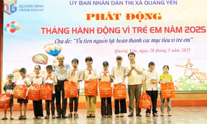 Trao đỡ đầu và học bổng cho 32 học sinh mồ côi, khuyết tật có hoàn cảnh khó khăn