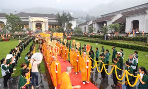 Nhân dân, phật tử thành kính cung rước xá lợi Đức Phật về chùa Chuông
