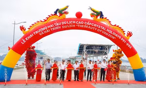Quảng Ninh có thêm đội tàu du lịch cao cấp phục vụ khách tham quan Vịnh Bái Tử Long