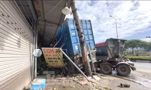 Xe ben và xe đầu kéo lao vào cửa hàng, đè bẹp ô tô ở Bình Dương