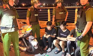Nhóm thiếu niên mang theo súng tự chế phóng xe bạt mạng rồi chạy trốn cảnh sát