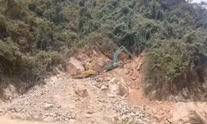 Đá lăn đè trúng máy xúc khiến một công nhân tử vong