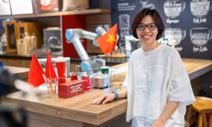 Robot pha đồ, bưng bê tại quán cà phê ở Hà Nội