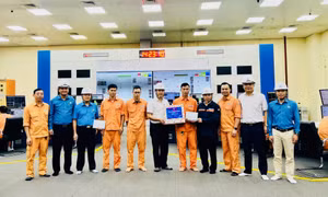 Tổng Công ty Phát điện 1 thăm và tặng quà người lao động tại Công ty CP Nhiệt điện Quảng Ninh nhân dịp Tháng công nhân 2025