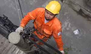 Giá điện tăng 4,8% lên hơn 2.200 đồng một kWh từ ngày mai