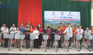 Trao tặng quà cho học sinh khó khăn huyện Bình Liêu