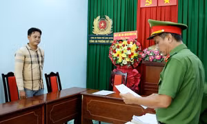 Tạm giam 2 đối tượng vào quán ăn nhậu rồi đánh trọng thương con chủ quán