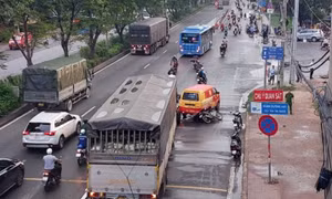 Ô tô tông liên hoàn 4 xe trước chợ đầu mối ở TPHCM, 2 người tử vong