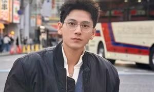 Anh trai say hi Isaac gây sốt với hình ảnh hát dưới mưa giông ở sân Mỹ Đình