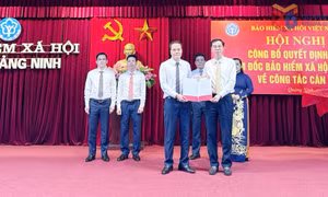 Trao Quyết định Giám đốc BHXH Khu vực VIII 