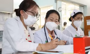Bé trai 2 tuổi uống nhầm bột thông cống vì tưởng đồ ăn