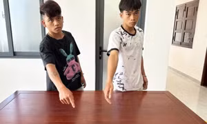 Vào ký túc xá gọi 9 học sinh đang ngủ ra ngoài rồi đánh đập, cướp tài sản